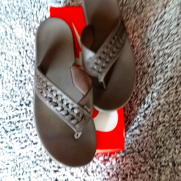 Nike brown flip flop